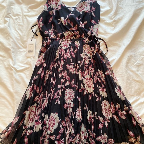 ALI & JAY FLORAL PLEATED MIDI DRESS - Picture 2 of 4